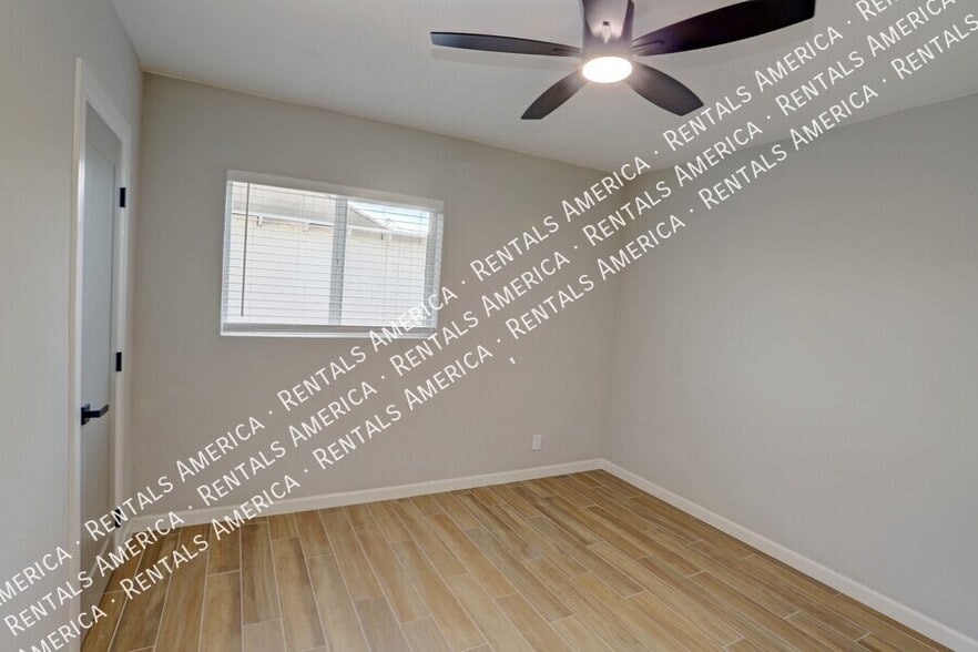 Building Photo - 4733 E 18th St