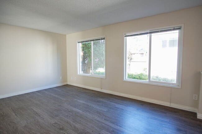 Building Photo - Great Refurbished Light & Bright 2Bed w/Private Entrance & Parking!