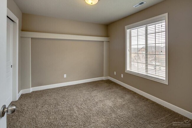 Building Photo - Beautiful 3 Bed/2.5 Bath Two-Story Duplex ...
