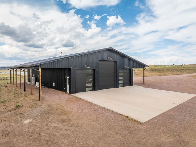 Building Photo - 4 BED | 2 BATH | BARNDOMINIUM | HOT SPRING...