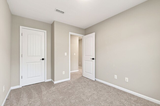 Building Photo - 117 Holly Berry Ln
