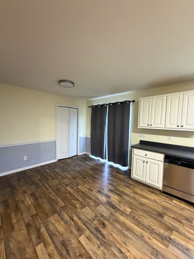 Building Photo - 3-bed, 2-bath house on 1.2 acres with stunning views of the mountains