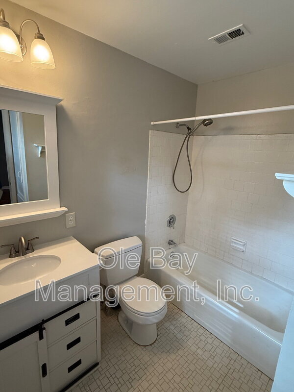 Building Photo - 5555 Vanderbilt Dr