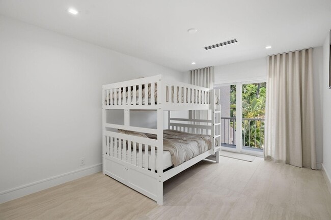 Building Photo - 1173 Hillsboro Mile Unit 22