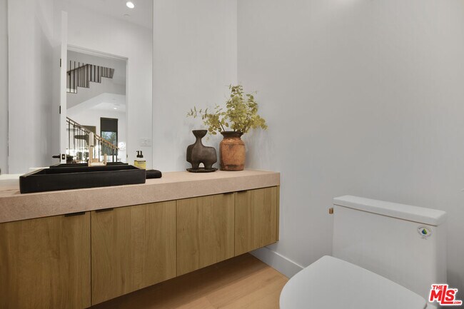 Building Photo - 4433 Kraft Ave