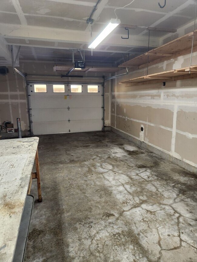Building Photo - Bright & Sunny City Center townhouse style condo Great location, Nice 2 bedroom 2.5 bathroom