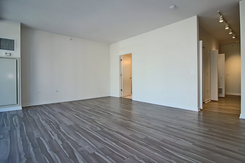 Building Photo - 158 W Chicago Ave