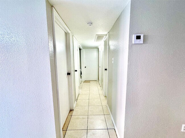 Building Photo - 9090 S Braeswood Blvd