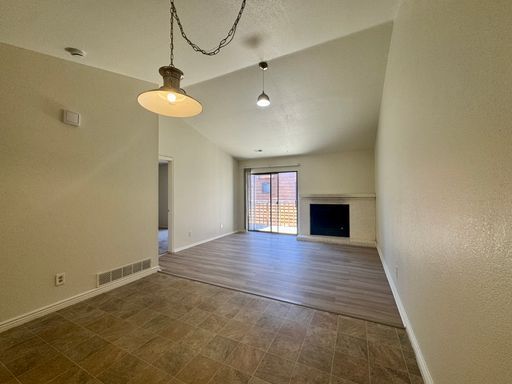 Building Photo - Spacious 2 Bed 2 Bath Condo in Aurora! Acr...