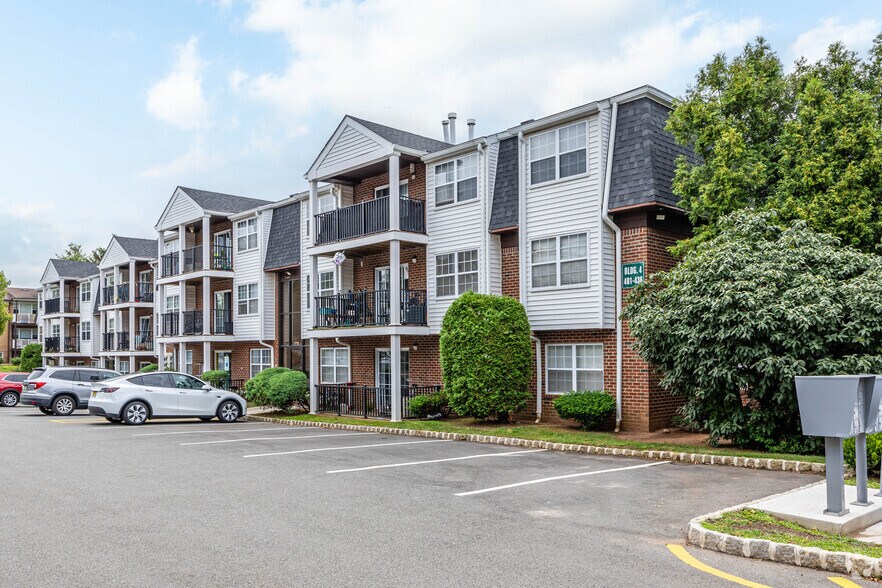 Building Photo - Oak Tree Village