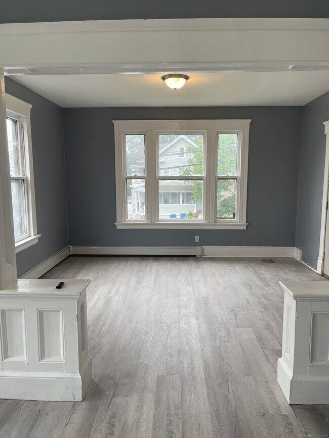 Building Photo - Spacious 4-bedroom, 1-bathroom first-Floor...