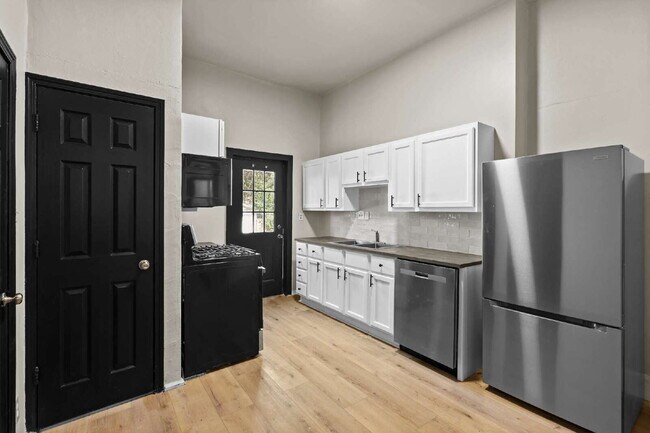 Building Photo - For Rent: Spacious 4 Bedroom Home in South...