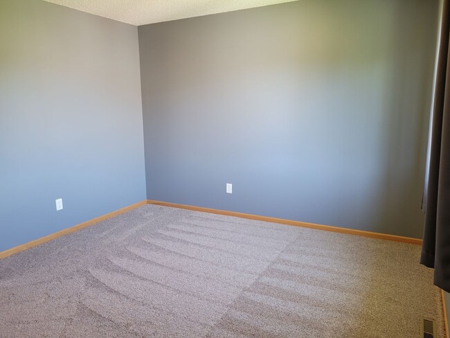 Building Photo - Spacious End Unit Townhouse