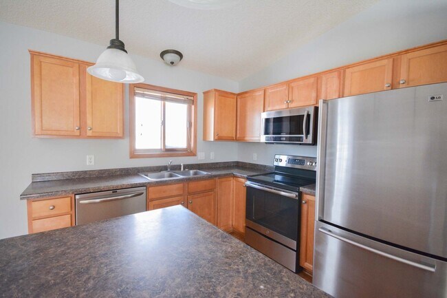 Building Photo - Move-In Ready4 BR with Large Yard!
