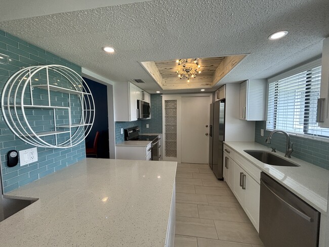 Building Photo - 30 Sea Harbor Dr W