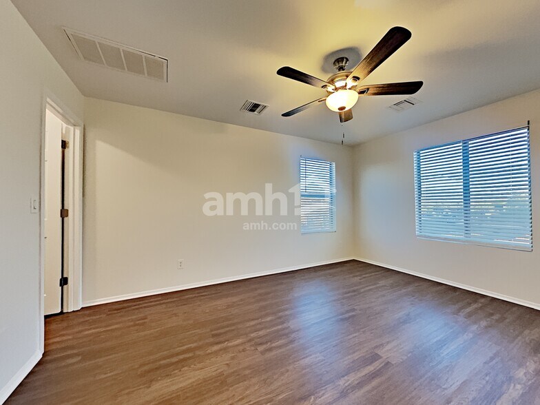 Building Photo - 902 E Autumn Harvest Pl