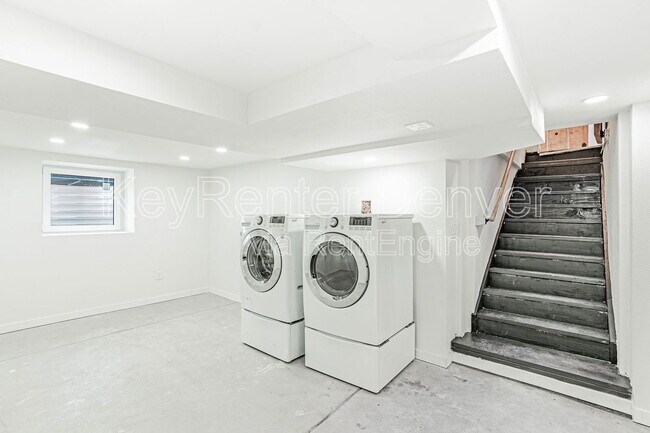 Building Photo - 421 Stuart St