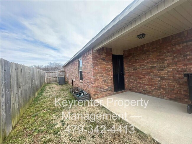Building Photo - Spacious 3-Bedroom Springdale Home with Fenced Yard