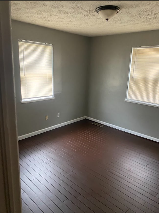 Building Photo - Great 4 bed 2 bath near UD and Dayton central...with garage & AC with laundry hook ups!