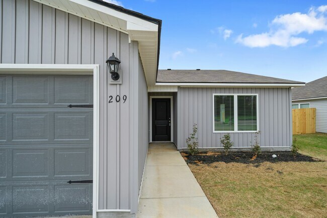 Building Photo - 209 Clear Creek Dr