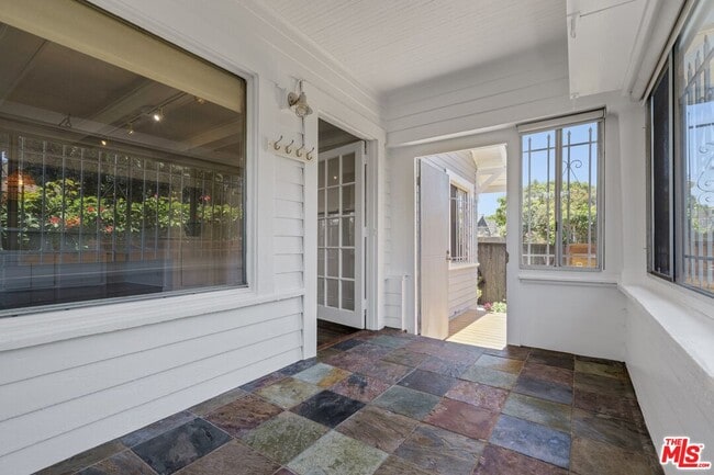 Building Photo - 320 4th Ave