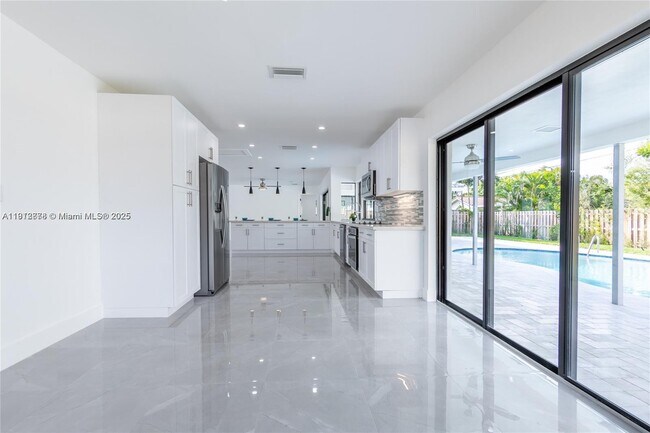 Building Photo - 1001 NW 6th Dr