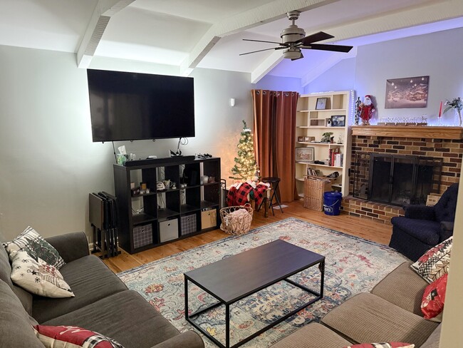 Building Photo - 4449 E 107th St