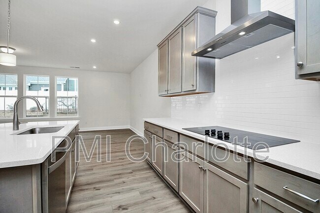 Building Photo - 6029 Mariemont Cir