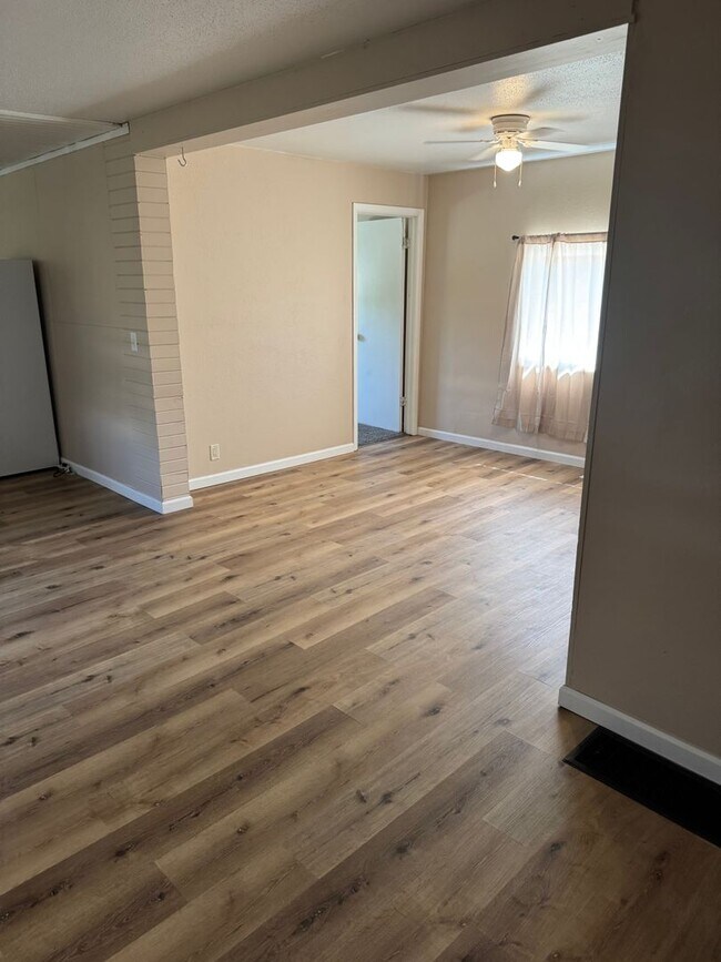 Building Photo - 806 Lincoln Way
