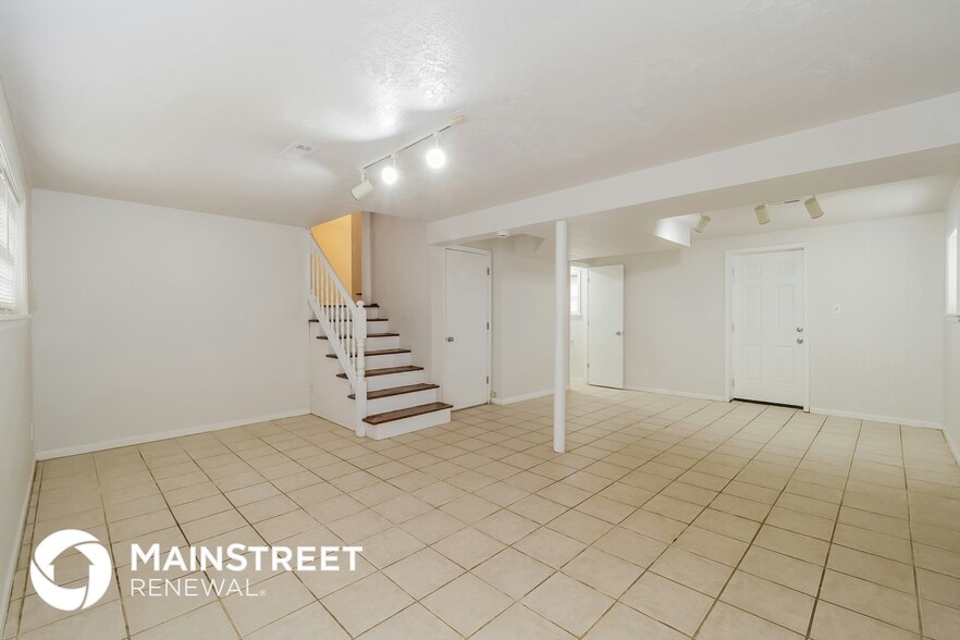 Building Photo - 513 Melrose St