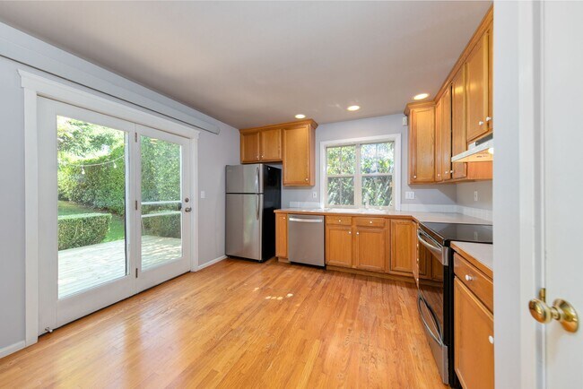 Building Photo - Beautiful Downtown Home
