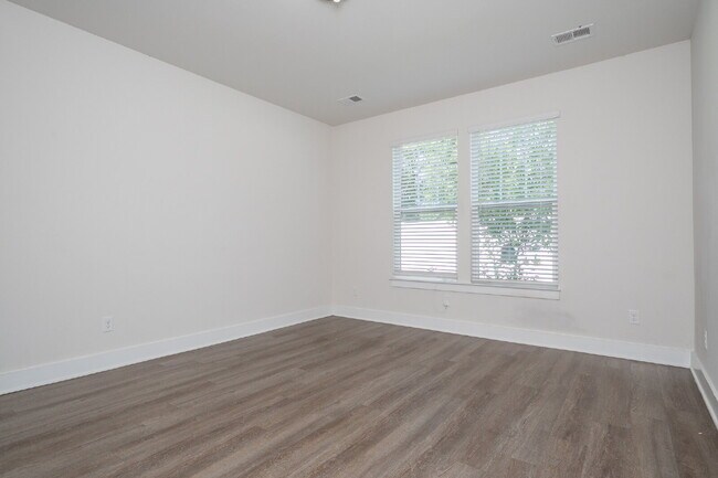 Building Photo - Modern 3BR/2.5BA Townhome with Main-Level ...