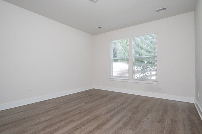 Building Photo - Modern 3BR/2.5BA Townhome with Main-Level Suite and Loft, located in a Prime Taylors Location!