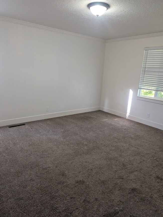 Building Photo - 880 Medoland Dr