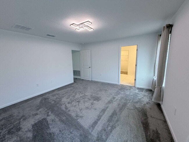 Building Photo - Available for Rent 5 spacious bedrooms and 2.5 bathrooms