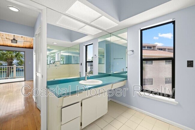 Building Photo - 12356 Capri Cir N