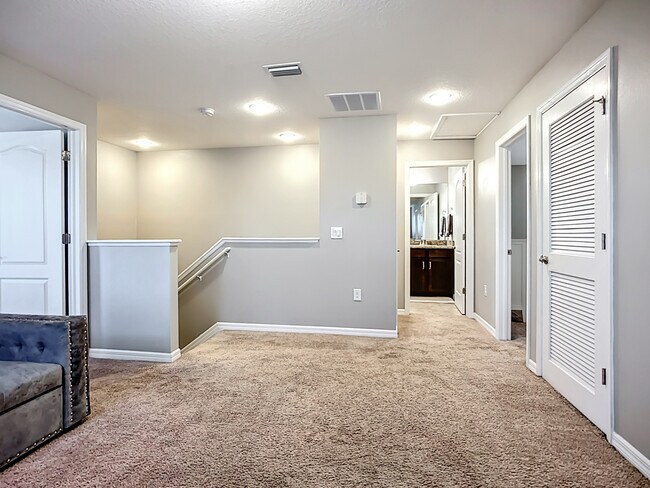 Building Photo - 3009 Esmeralda Dr