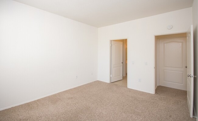 Building Photo - Beautiful Upstairs 2bd/2bth Condo in Carme...