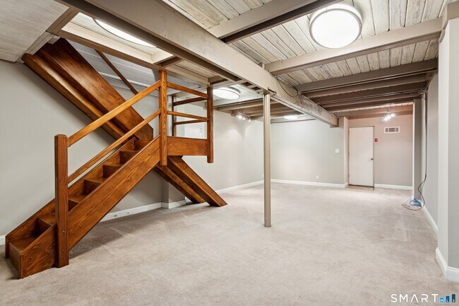 Building Photo - 98 East Ln