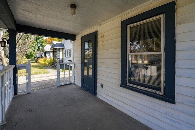 Building Photo - 2 bedroom 1 bath house with a garage in downtown New Albany