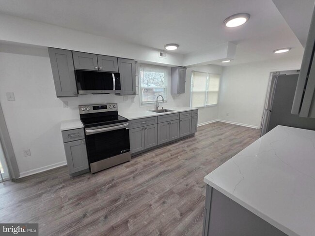 Building Photo - 14 East Ct