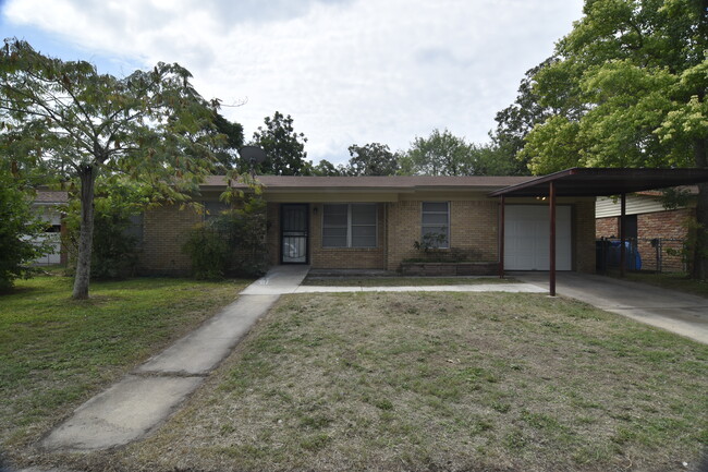 Garage and covered carport - 4714 Stoneleigh Dr