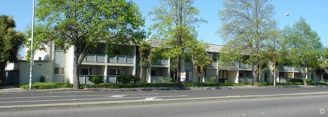 Primary Photo - Casa Blanca
