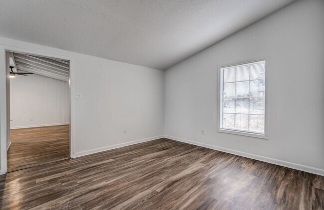 Building Photo - 4980 Vickie Dr