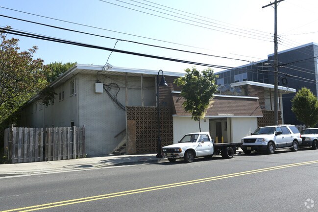 Building Photo - 1215-1217 Springwood Ave