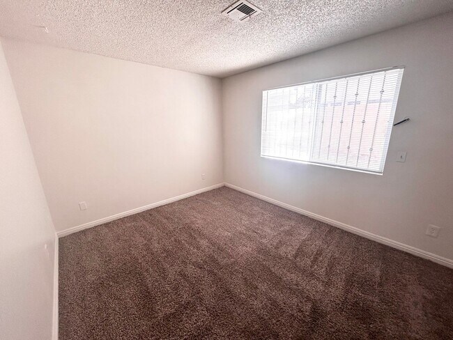 Building Photo - 2/BD 1/BA First Floor Condo w/ In Unit Laundry
