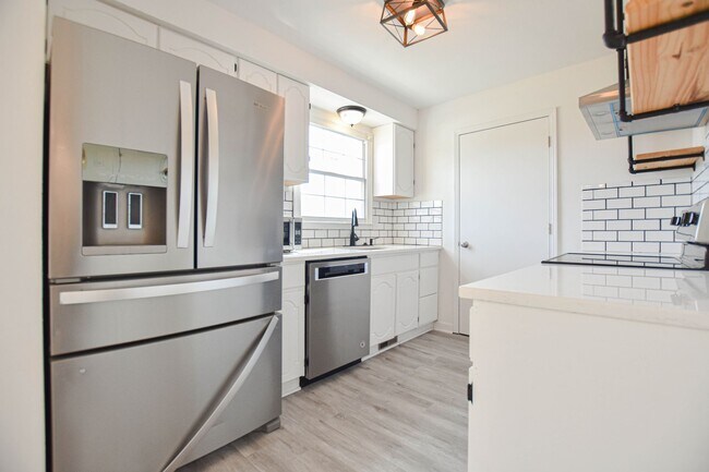 Building Photo - Pet Friendly Three Bedroom!