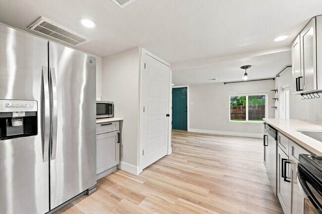 Building Photo - $2,420.95 with $300 Cleaning Voucher 2 Beds - 1 Bath, Single Family Home in Englewood with Privat...