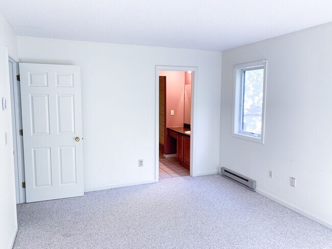 Building Photo - 3 Bedroom Condo Available for Aug. 1st
