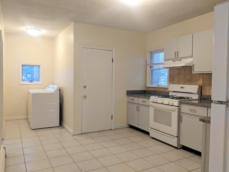 Building Photo - 83 Yorktown St